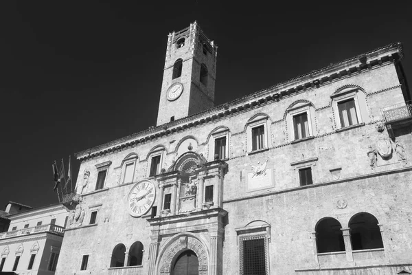 Ascoli Piceno (březen, Itálie), Piazza del Popolo ráno — Stock fotografie