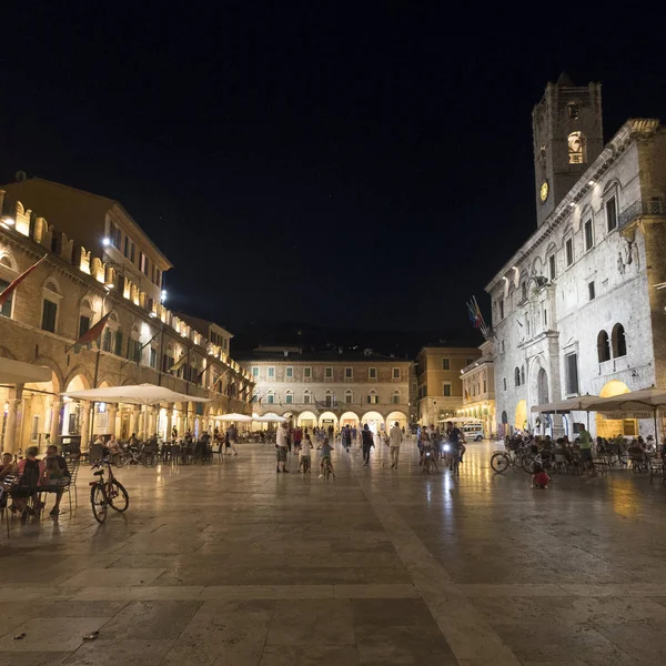 Ascoli Piceno (Marches, Italië), Piazza del Popolo door de nacht — Stockfoto