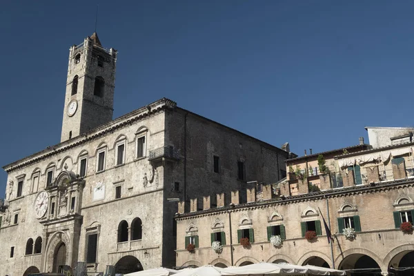 Ascoli Piceno (maaliskuu, Italia), Piazza del Popolo aamulla — kuvapankkivalokuva