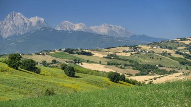 Teramo (Abruzzi) yaz manzara