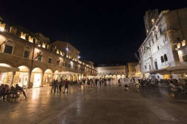 Ascoli Piceno (yürüyüşleri, İtalya), Piazza del Popolo gece