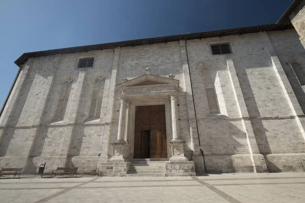 Ascoli Piceno (Marchas, Itália), igreja histórica de manhã — Fotografia de Stock