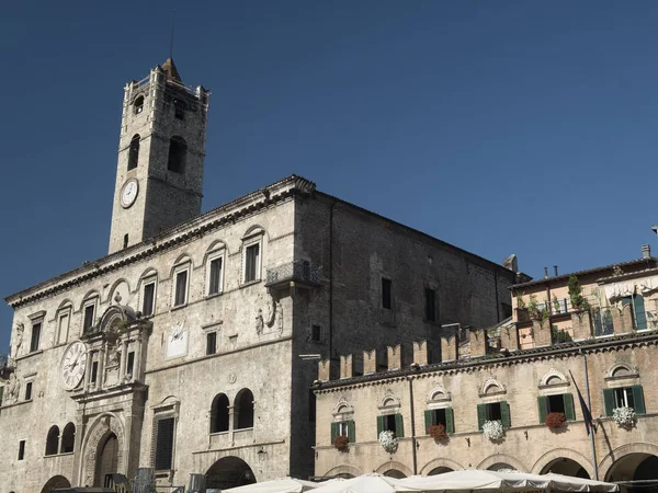 Ascoli Piceno (maaliskuu, Italia), Piazza del Popolo aamulla — kuvapankkivalokuva