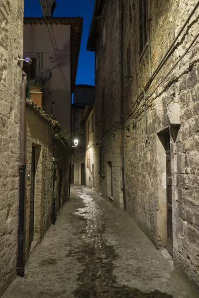 Ascoli Piceno (Marchas, Itália), beco à noite — Fotografia de Stock