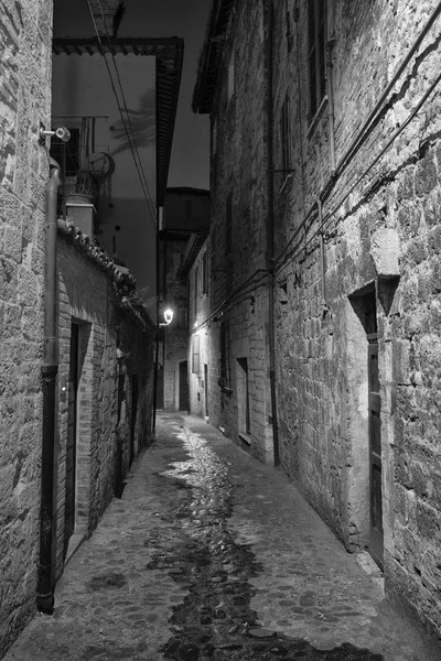 Ascoli Piceno (Marchas, Itália), beco à noite — Fotografia de Stock
