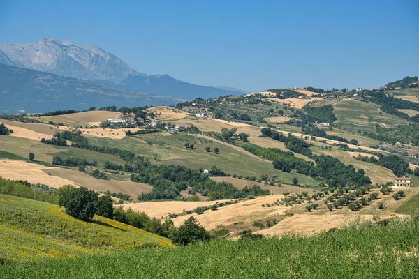 Paesaggio vicino a Teramo (Abruzzo) in estate — Foto Stock