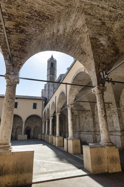 Ascoli Piceno (Marche, Italia), chiostro di San Francesco — Foto Stock