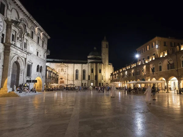 Ascoli Piceno (Marchas, Itália), Piazza del Popolo à noite — Fotografia de Stock