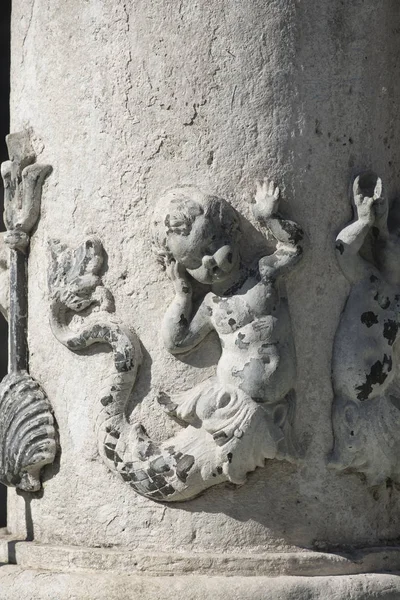 Ascoli Piceno (Marcas, Italia), fuente en la plaza Arringo — Foto de Stock