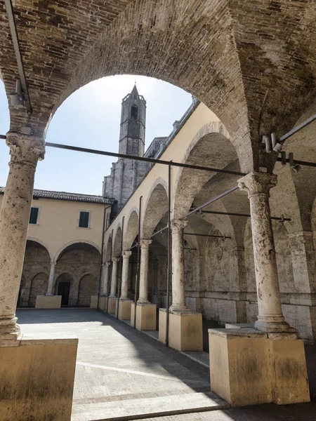 Ascoli Piceno (Marcas, Italia), claustro de San Francesco —  Fotos de Stock