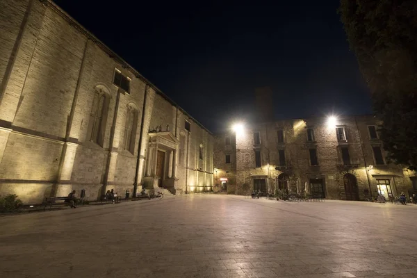 Ascoli Piceno (Marcas, Italia), plaza histórica por la noche — Foto de Stock