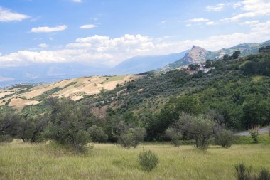 Abruzzi yakınındaki Brittoli yaz peyzaj