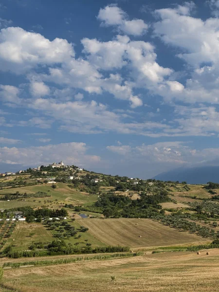 Letní krajina v Abruzzi nedaleko Pietranico — Stock fotografie
