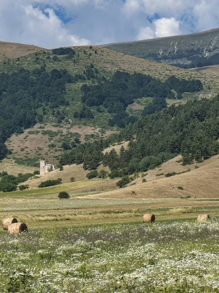 Bergslandskap i Abruzzi på sommaren — Stockfoto