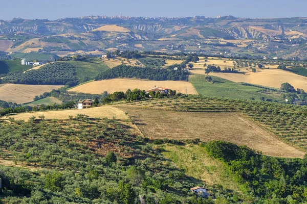 Пейзаж біля Терамо (Abruzzi) на літо — стокове фото
