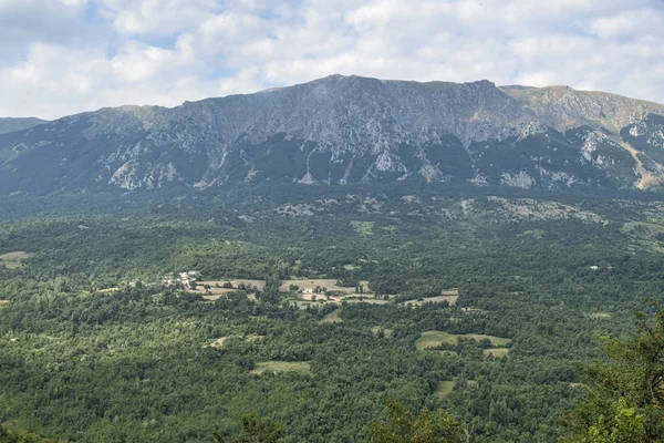 Paisaje de montaña de Caramanico Terme (Abruzos, Italia ) — Foto de Stock