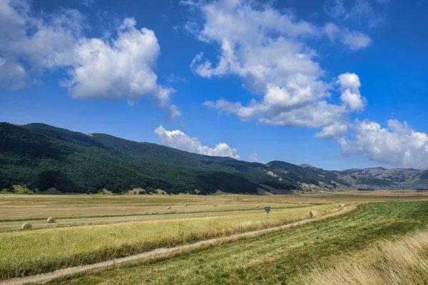 Paysage montagneux dans les Abruzzes en été — Photo