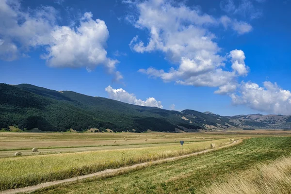 Paisaje de montaña en Abruzos en verano — Foto de Stock