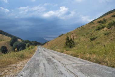 Abruzzi içinde dağ Road'da yaz