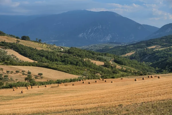 Sommerlandschaft in den Abruzzen bei Pietranico — Stockfoto