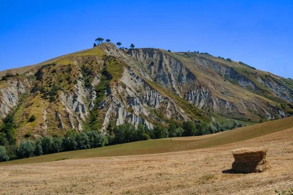 Пейзаж рядом с Лорето Апрутино (Абруцци) летом — стоковое фото