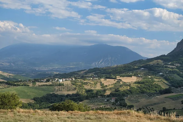 Abruzzi yakınındaki Pietranico yaz peyzaj — Stok fotoğraf