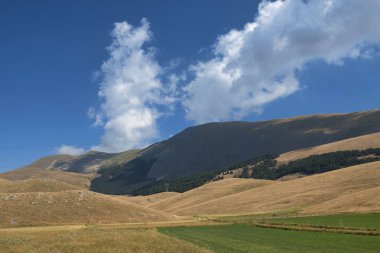 Abruzzi, dağ manzarası, yaz