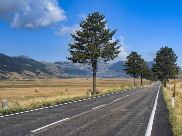 Mountain landscape in Abruzzi at summer — Stock Photo, Image