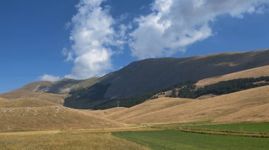 Abruzzi, dağ manzarası, yaz