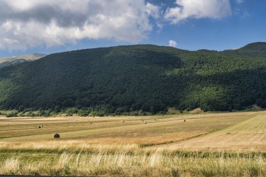 Abruzzi, dağ manzarası, yaz