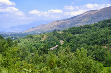 Abruzzi Sulmona yakınındaki dağ manzarası