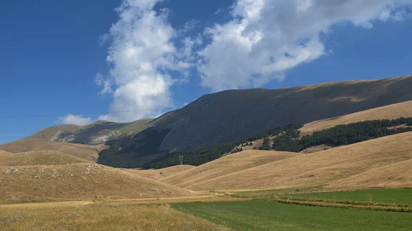 Bergslandskap i Abruzzi på sommaren — Stockfoto