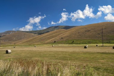 Abruzzi, dağ manzarası, yaz
