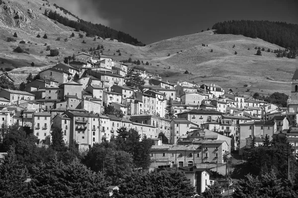 Rivisondoli (Abruzos) por la mañana — Foto de Stock