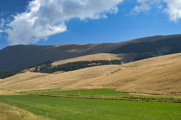 Bergslandskap i Abruzzi på sommaren — Stockfoto