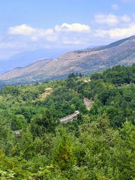 Paisagem montanhosa em Abruzzi perto de Sulmona — Fotografia de Stock