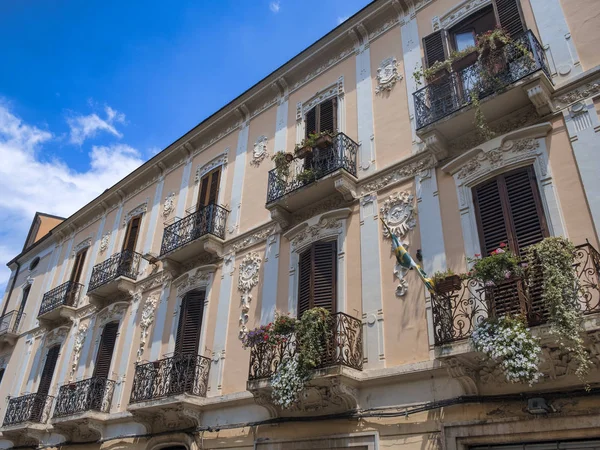 Sulmona (Абруццо, Італія), старого палацу — стокове фото