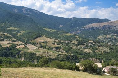 Abruzzi yakınındaki Brittoli yaz peyzaj