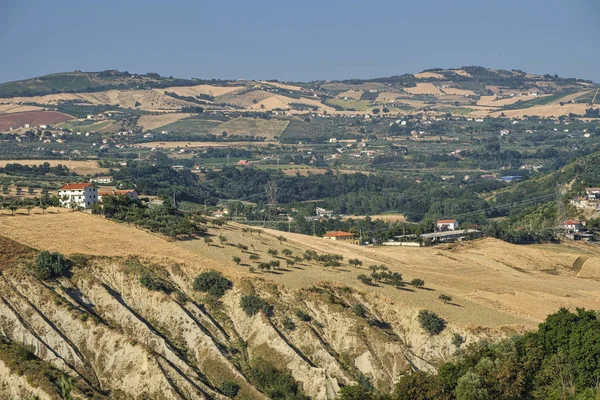 Paisagem perto de Teramo (Abruzzi) no verão — Fotografia de Stock