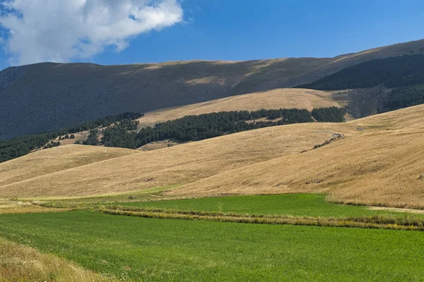 Bergslandskap i Abruzzi på sommaren — Stockfoto