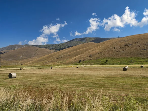 Berglandschaft in den Abruzzen im Sommer — Stockfoto