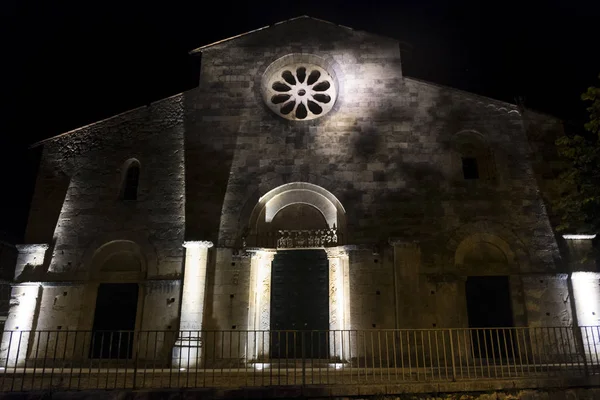 Caramanico Terme yakınındaki Ortaçağ Kilisesi tarafından gece — Stok fotoğraf