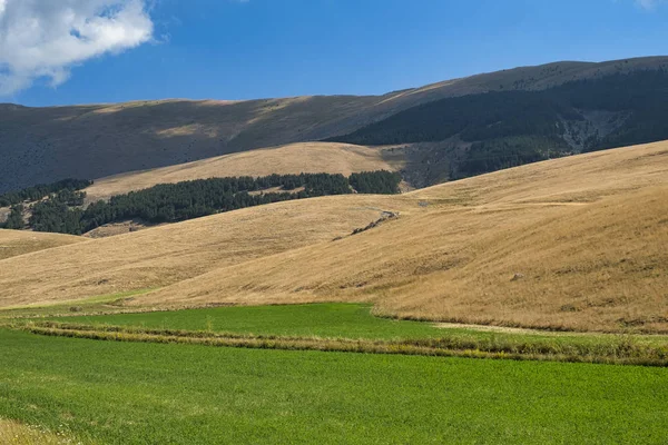 Paisaje de montaña en Abruzos en verano — Foto de Stock