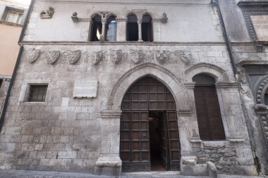 Popoli (Abruzzi, İtalya): tarihi Saray