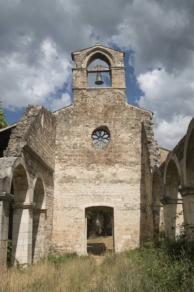 Ruinerna av Santa Maria di Cartegnano (Abruzzi, Italien) — Stockfoto