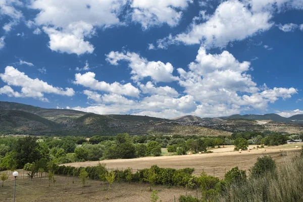 Paisagem de montanha em Abruzzi no verão — Fotografia de Stock