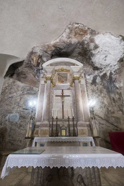Royall-grotte 在 Antrodoco (列蒂, 意大利的教堂) — 图库照片