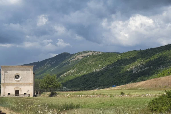 Středověký kostel Civitaretenga (Abruzzi, Itálie) — Stock fotografie