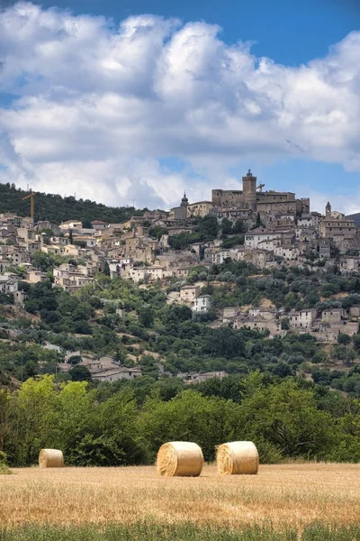 Paisagem de montanha em Abruzzi no verão — Fotografia de Stock