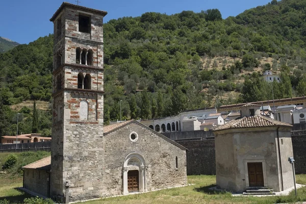 Middeleeuwse kerk op Antrodoco (Rieti, Italië) — Stockfoto